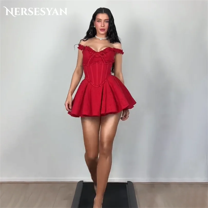 

Nersesyan Boho Красные платья для выпускного вечера с открытыми плечами Мини-бант Атласные вечерние платья с цветочным принтом Летнее платье для гостей Клубное платье по индивидуальному заказу