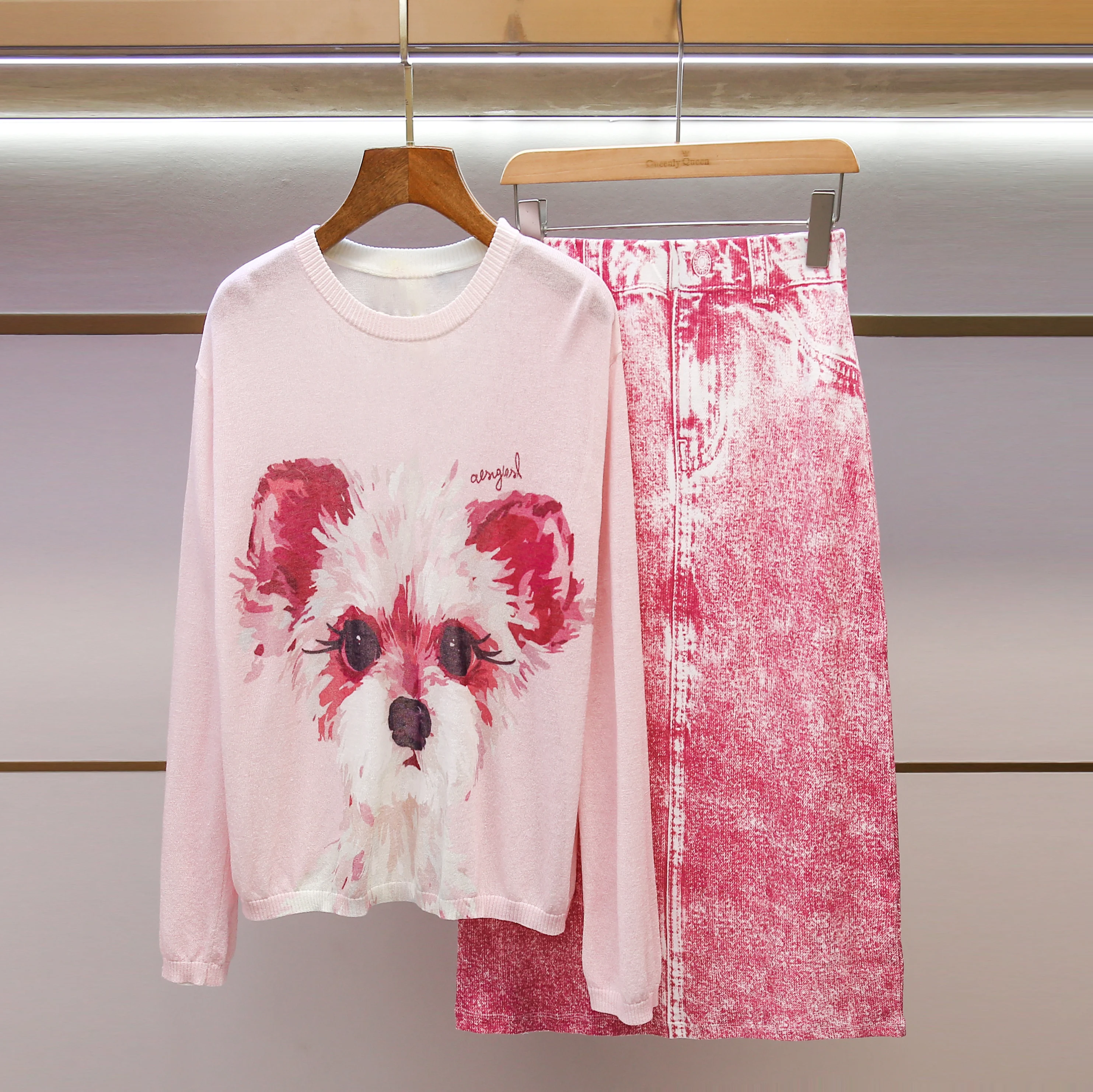 

Легкий комплект из двух предметов: вязаный джемпер с принтом собаки породы шнауцер розового цвета и юбка с высокой талией, повседневный, с длинными рукавами и круглым вырезом, осенний.