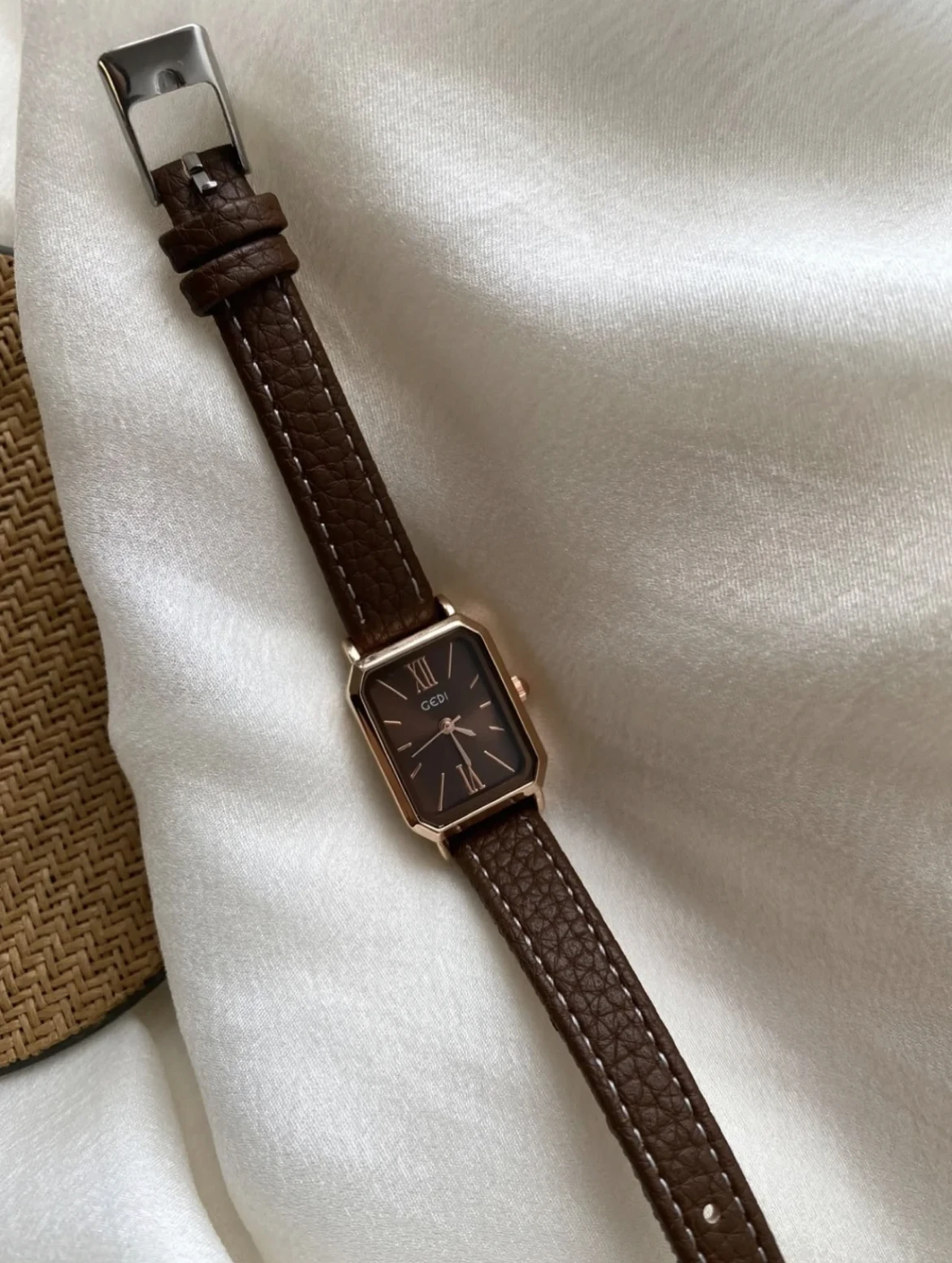 

Новые модные повседневные квадратные кварцевые часы в стиле ретро, простые универсальные темпераментные часы, женские часы высокого качества, роскошь