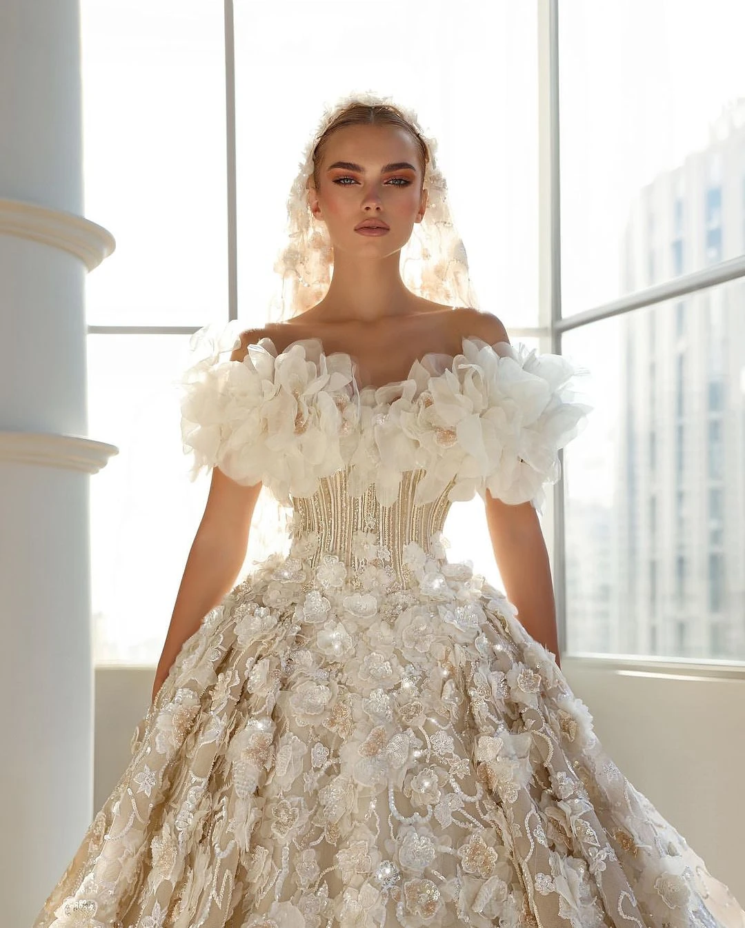 Robes de mariée de luxe avec perles en cœur, appliques 3D, boule de dentelle, patients, robe bohème sur mesure, dos à lacets, train de balayage