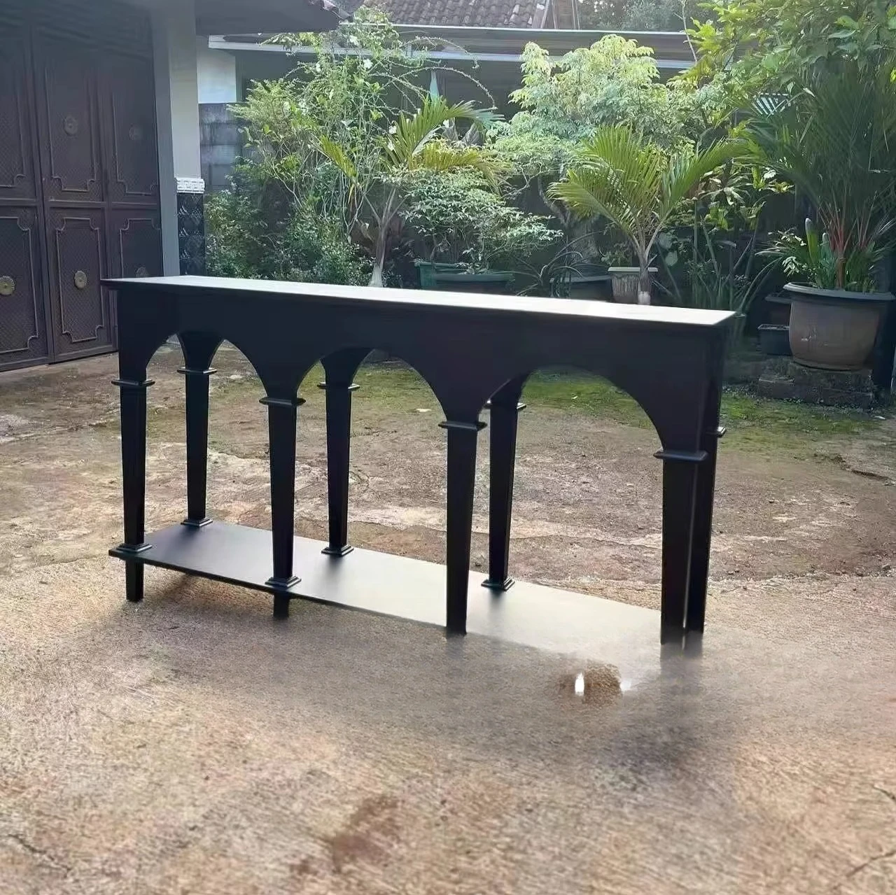 أريكة طاولة كونسول قديمة وحديثة وبسيطة، وطاولة عرض خلفية مناسبة لممر فندق المدخل العائلي أو البهو