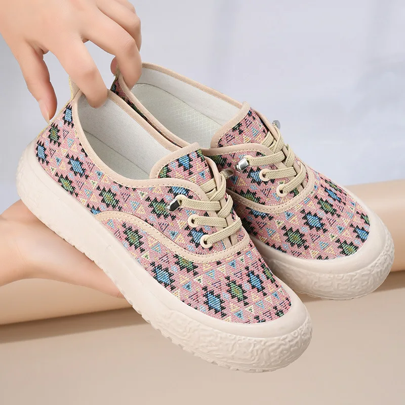 Women's Casual Breathable Old Beijing Cloth Shoes Comfortable Mother's Footwear Fashionable Linen Slip-On for Everyday Use