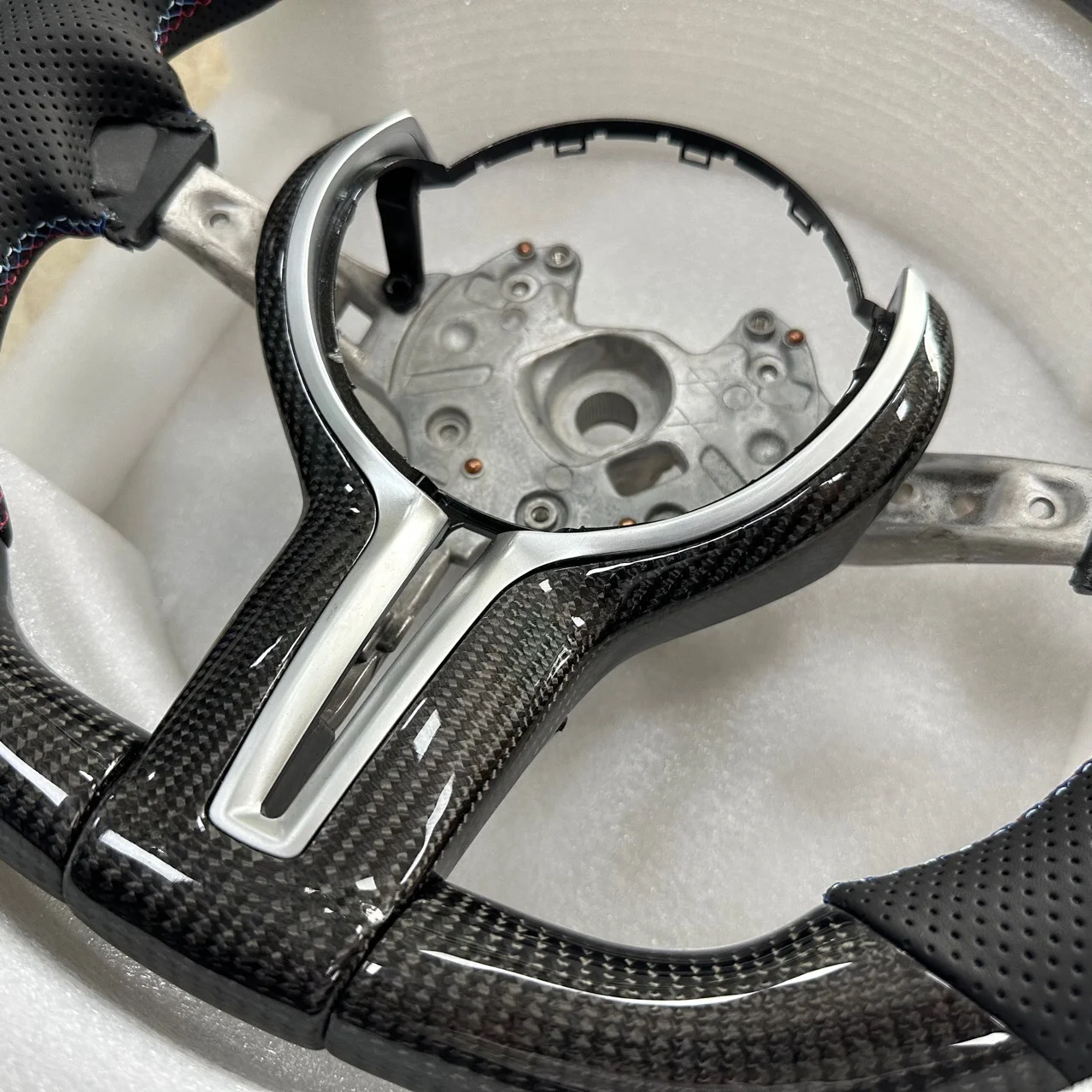 Suitable for BMW 1 series 2 series 3 series 4 series 5 Series 7 series X5X6X3 modified D-thong carbon fiber steering wheel