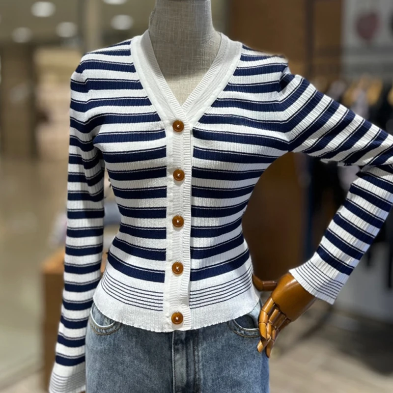 

Spring 2025 Women's Loose Long Sve V-Ne Knitted Cardigan Striped Open-irt Sle Faionable Commute Design Regular Fit