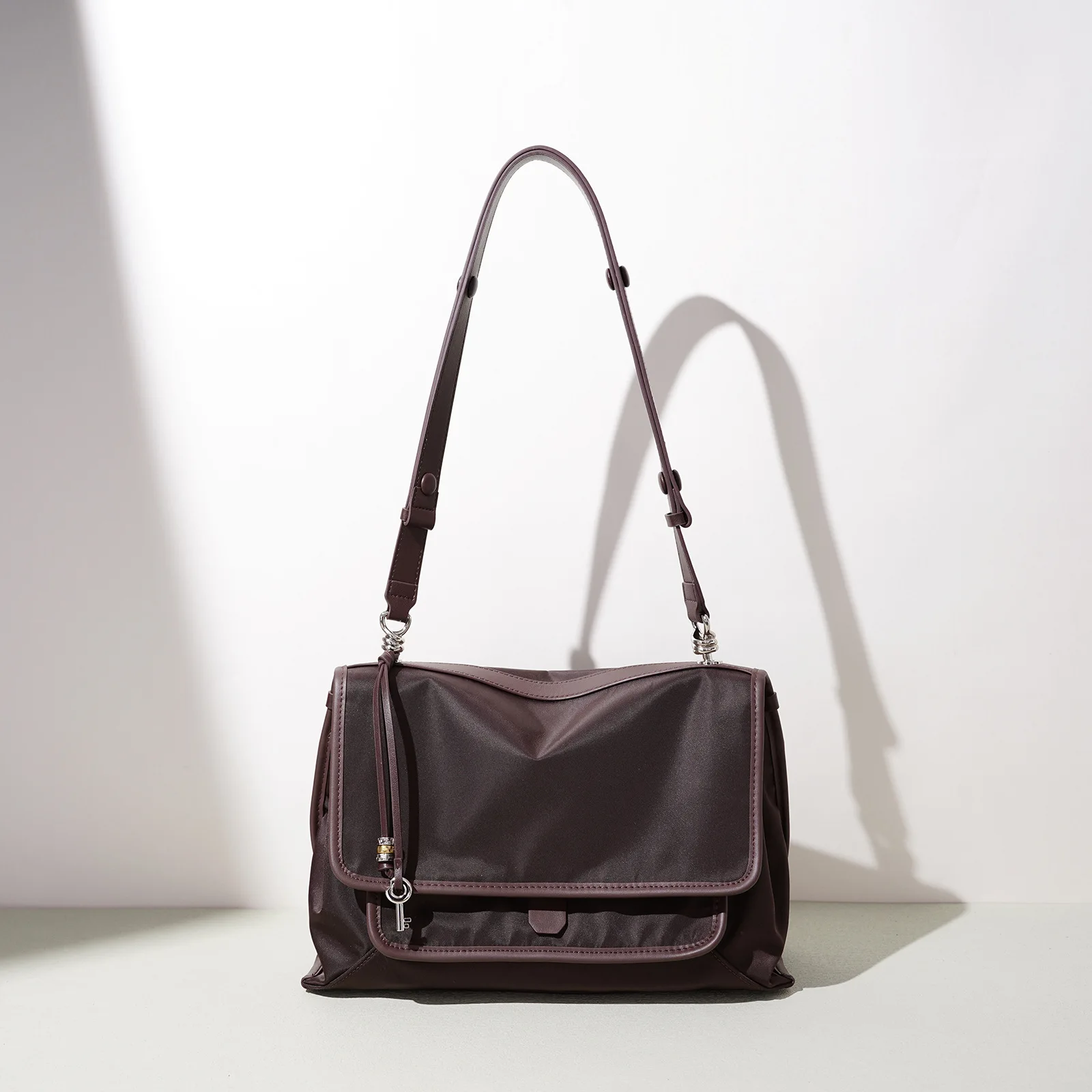 New Niche-design Shoulder Bag Simple Senior Sense Commuter Shoulder Bag Large-capacity Flap-top Nylon+Genuine Leather Tote Bag