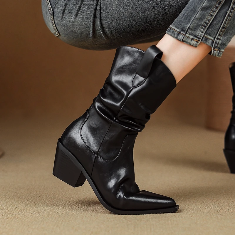 حذاء نسائي جديد للخريف والشتاء مصنوع من جلد البقر بمقدمة مدببة وعجل بكعب عالٍ للدراجات النارية حذاء قصير على الموضة الغربية