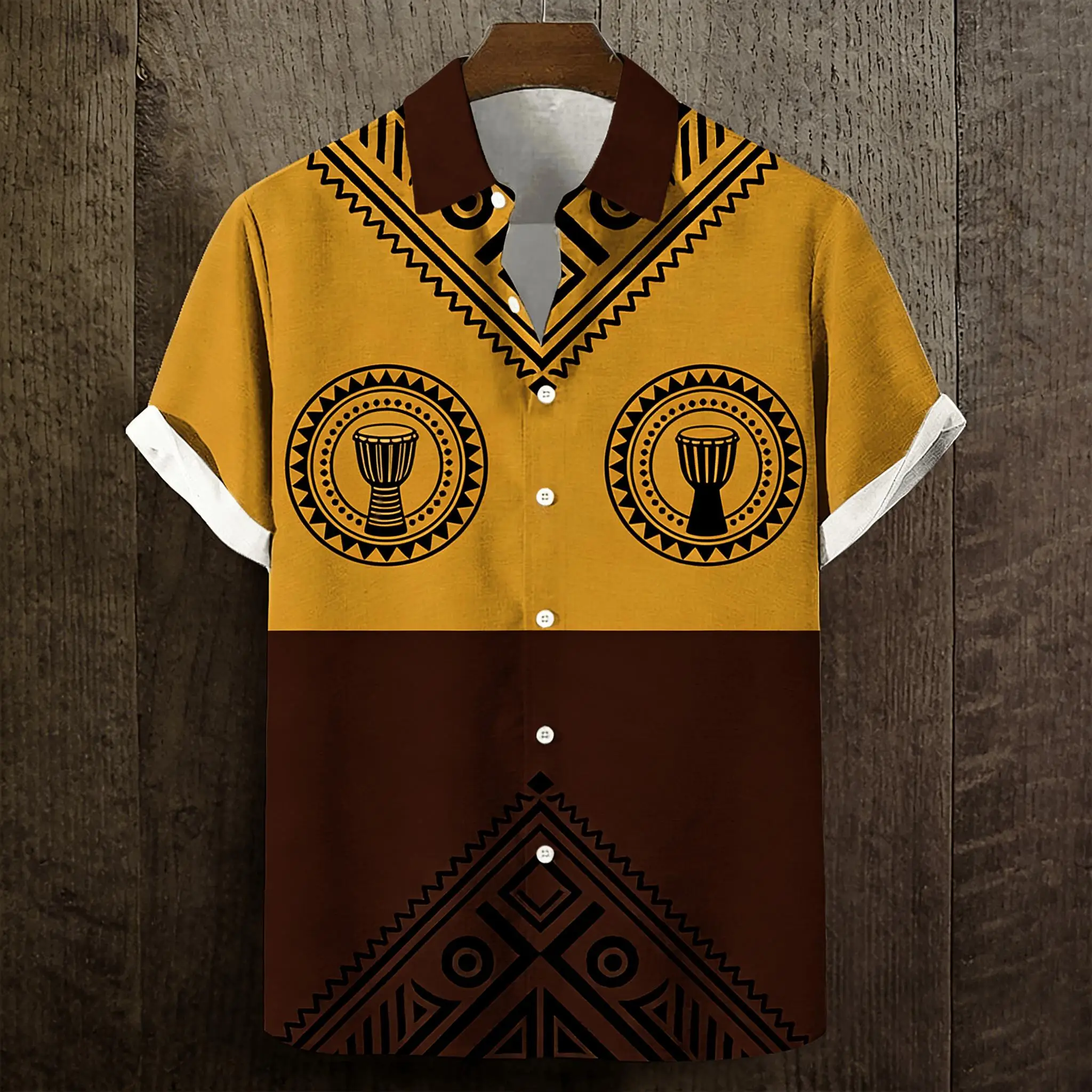 Camisa Masculina de Manga Curta com Estampa Tribal, Marrom Mostarda com Motivo de Tambor Djembe, Botões Frontais para Primavera Verão