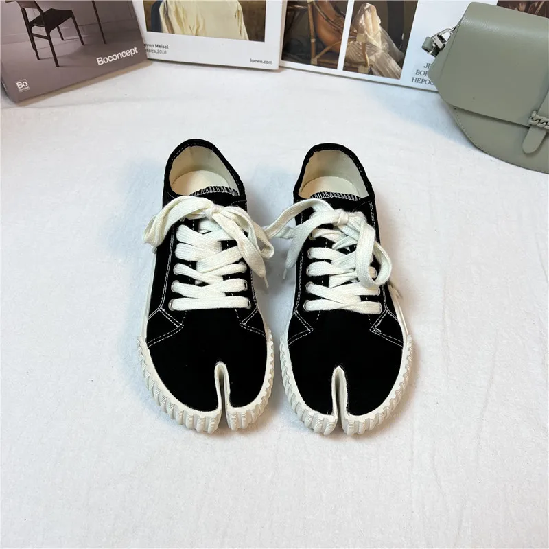 

2026 New Women Canvas Shoe Fashion Japanese Style Split Toe Casual Shoes for Woman Comfort Sneakers Designer Shoes Zapatos Mujer