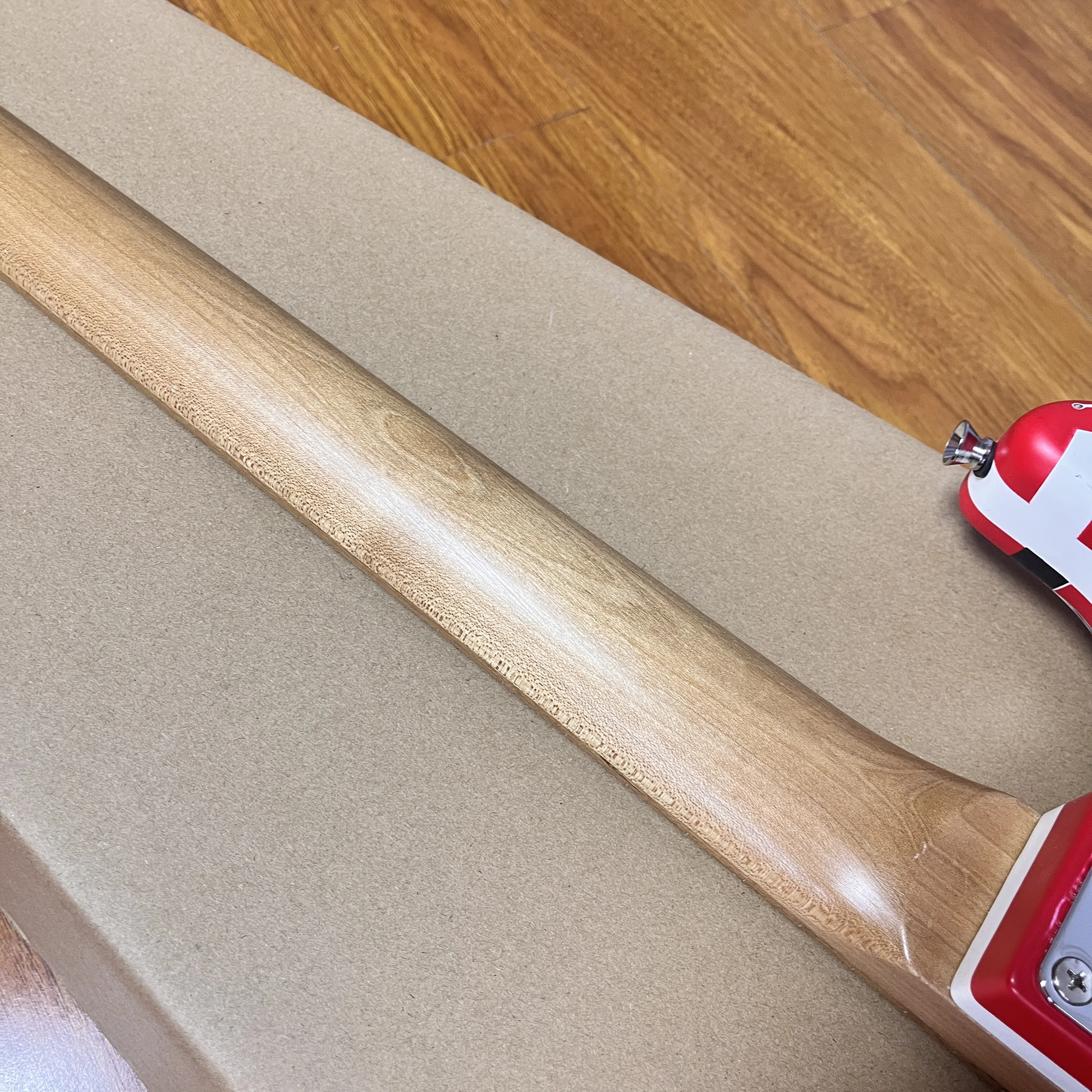 جيتار كهربائي عتيق الأكثر مبيعًا أبيض أسود مخطط أحمر 6-سلسلة 22 فريت يتم شحنه من مستودع الولايات المتحدة شحن مجاني