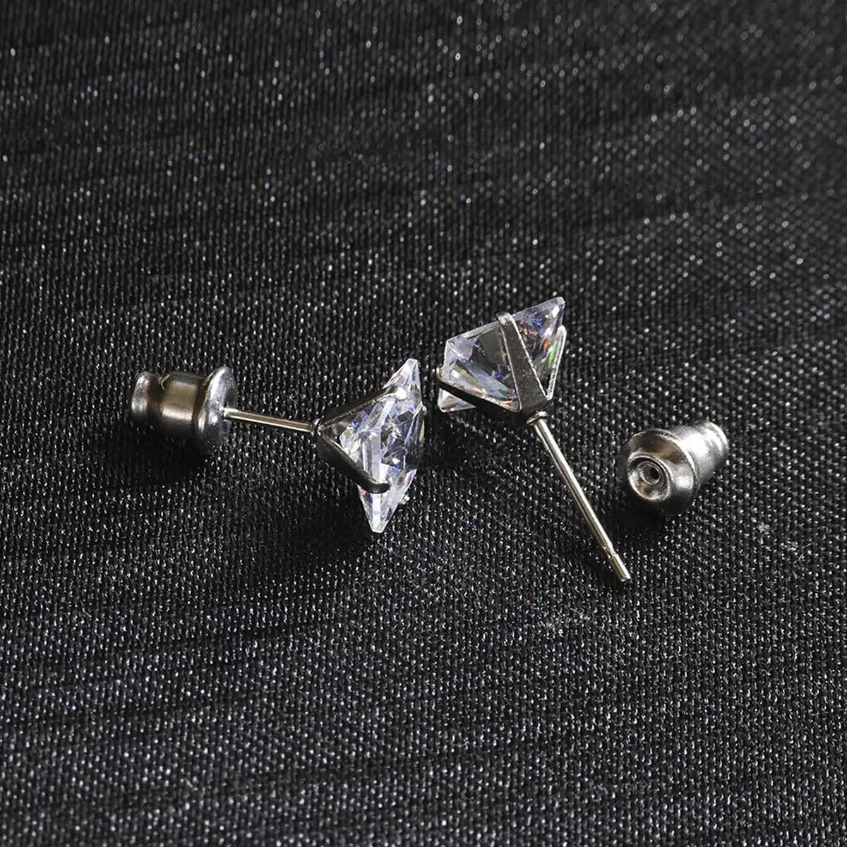 2 stilvolle 4-Krallen-Ohrstecker aus Edelstahl mit quadratischem Zirkonia für Männer und Frauen, 4/5/6/7 mm Zirkon-Ohrstecker – Detail 3
