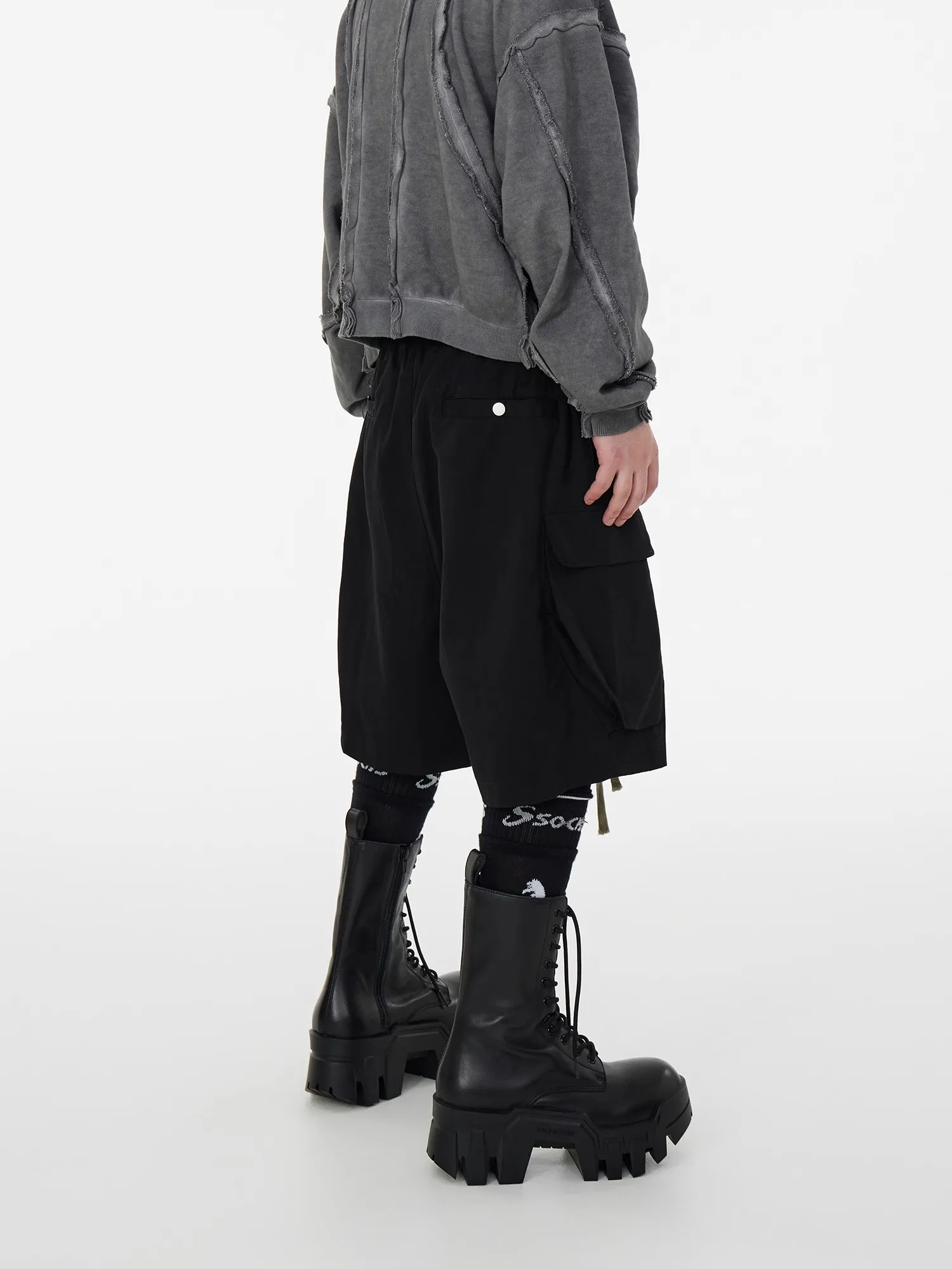 Mauroicardi ฤดูใบไม้ผลิฤดูร้อน Cool หล่อสีดํา Cargo กางเกงขาสั้นสําหรับชายสูงเอวสั้นตรงกางเกงเสื้อผ้า 2025