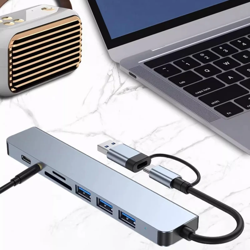موزع USB C 8 في 1 متعدد المنافذ - close-up view