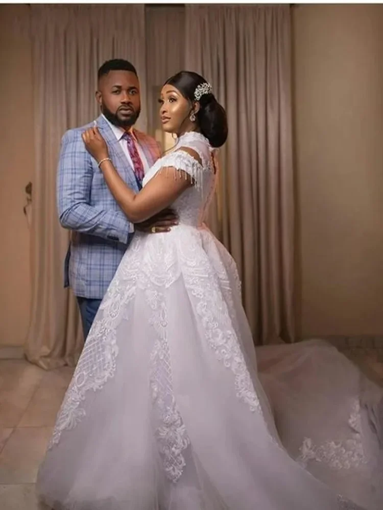 Abito da sposa personalizzato con collo alto e applicazioni in pizzo, maniche ad aletta, linea ad A, corsetto africano, abiti da sposa da chiesa