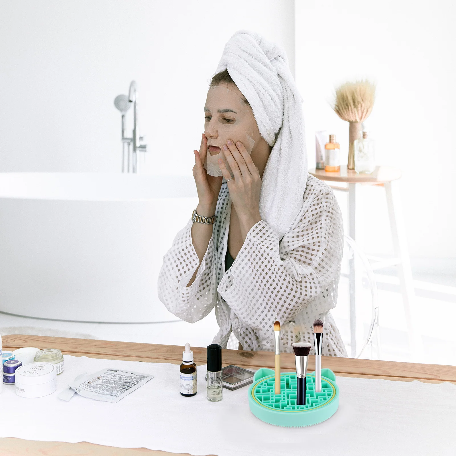 Pudełko do czyszczenia pędzli do makijażu, silikonowa mata czyszcząca 2 w 1, uchwyt do suszenia dla wszystkich rozmiarów pędzli, organizer z podkładką do szorowania.