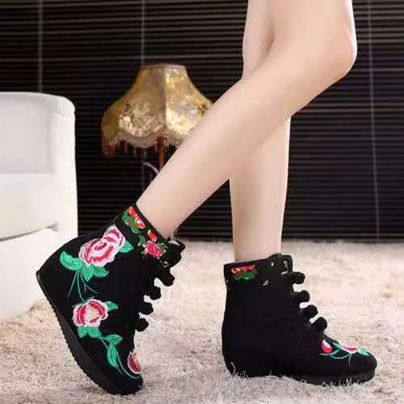 

2026 Winter ethnic style embroidered shoes with built-in height for women comfortable and warm mom-style boots size 34-41