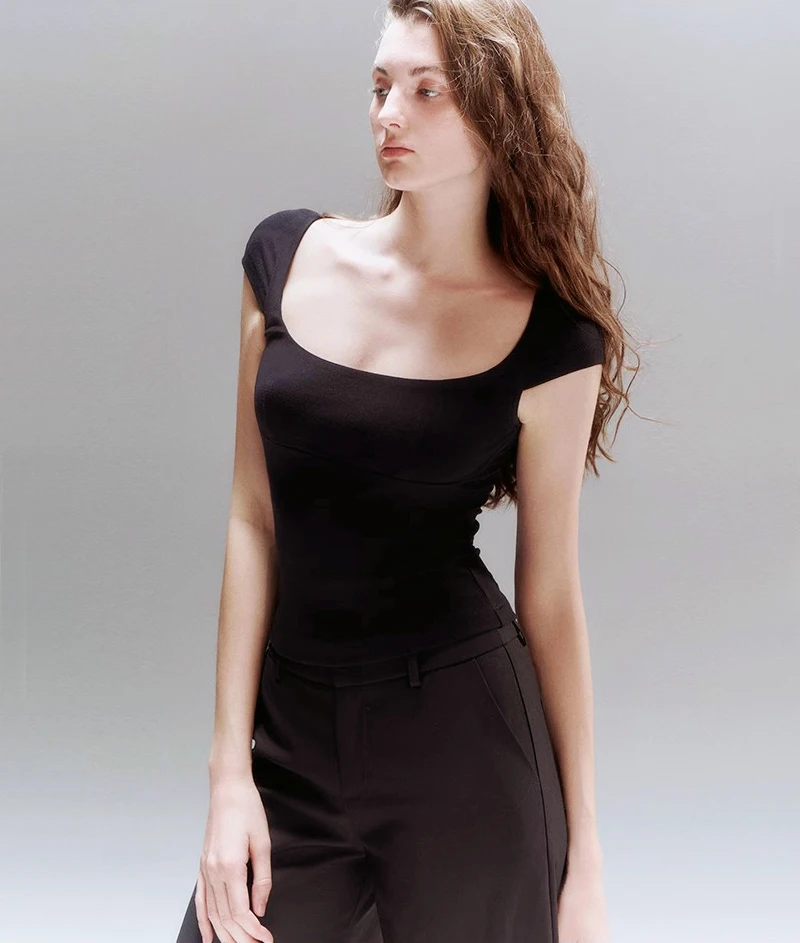 Top de mujer con cuello cuadrado y manga casquillo