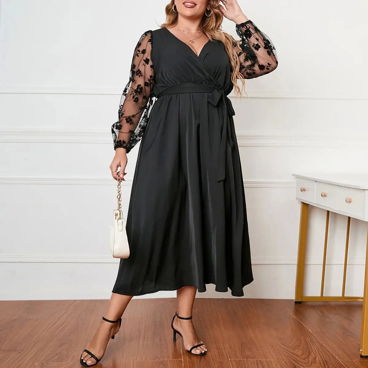 

Женское платье больших размеров с V-образным вырезом, цветочным принтом и вставками, для осеннего сезона