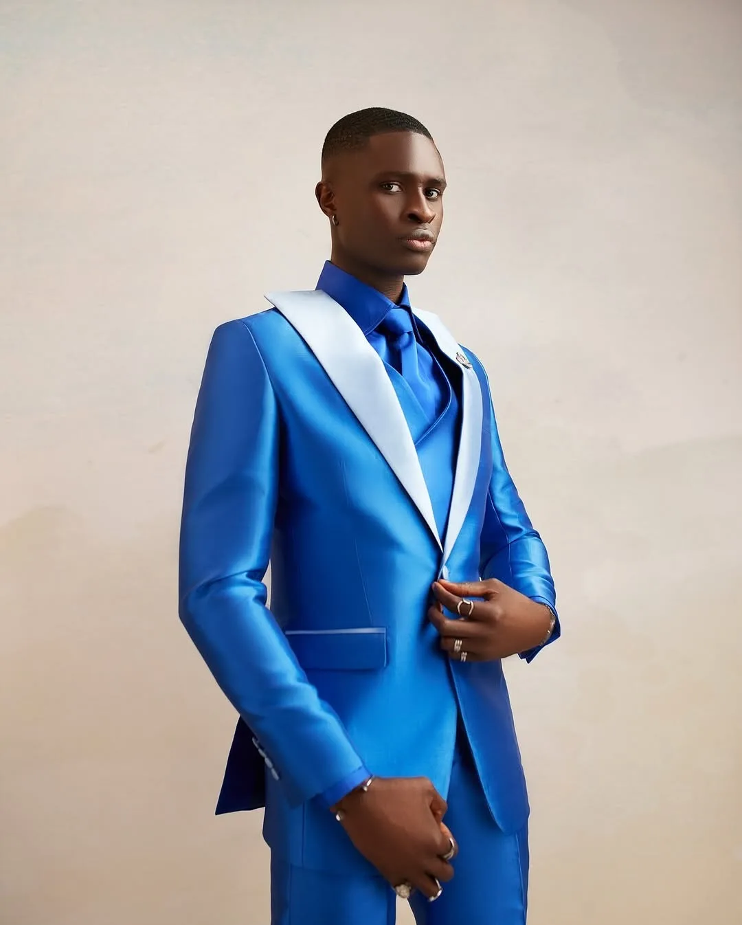 Satynowy garnitur męski 3-częściowy: marynarka + kamizelka + spodnie, smoking ślubny, formalny, zapinany na guziki, jasnoniebieski, do biura, na studniówkę, szyty na miarę.