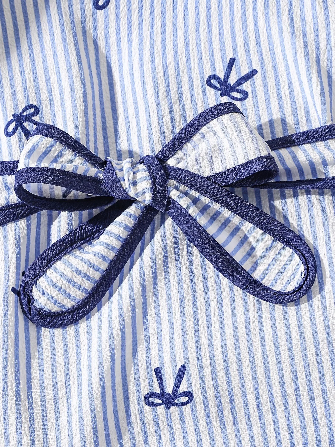 2-teiliges Sommer-Outfit-Set für Mädchen, gestreiftes Camisole-Top mit Schleifenstickerei und elastischem Bund, passende Freizeitshorts – Detail 4