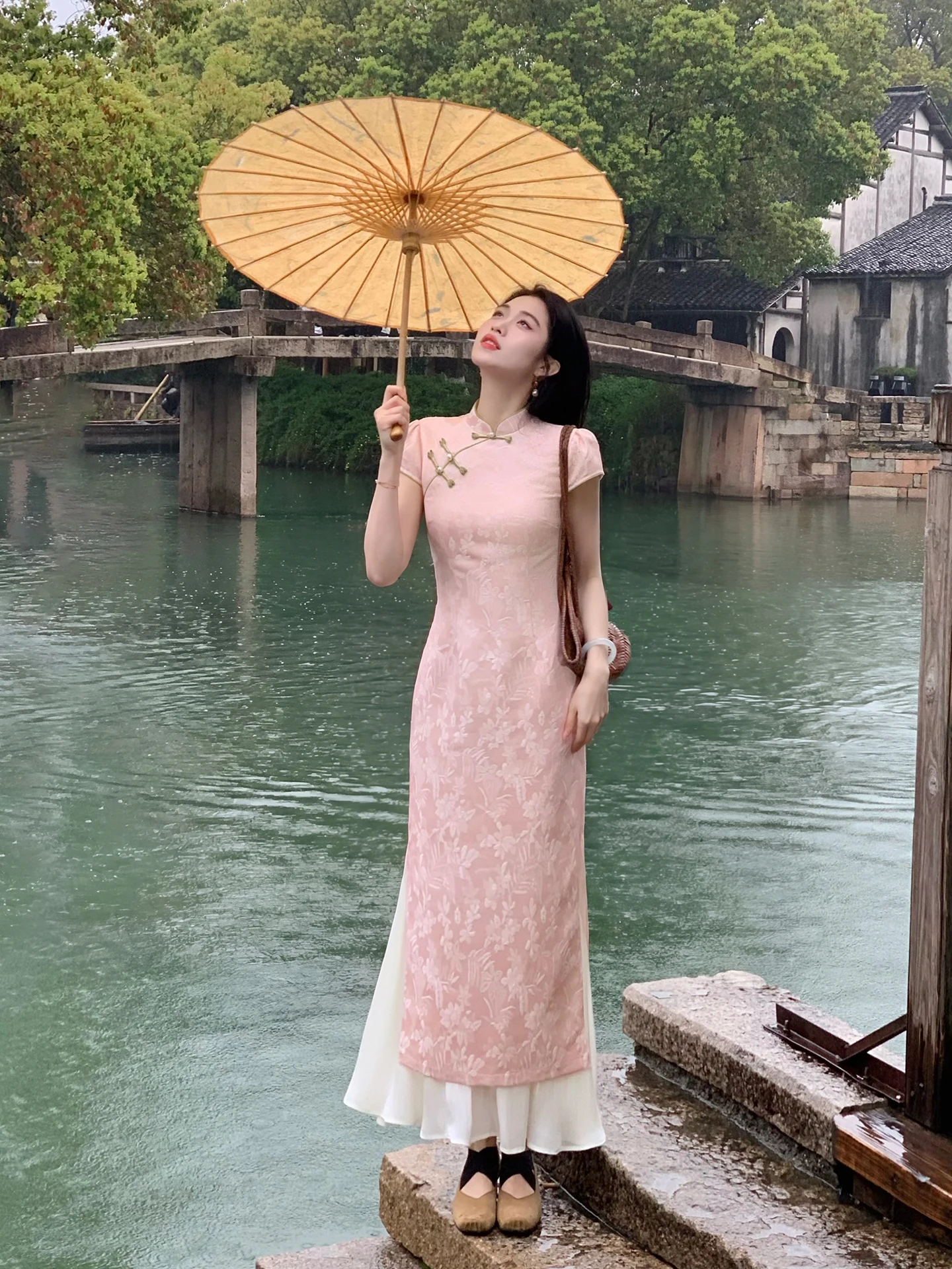 

Lingshi Zhihe New Chinese Style Pink Floral Embroidery Qipao Women's Slim Fit Summer Dress Low Slit Midi Length Short Sleeve
