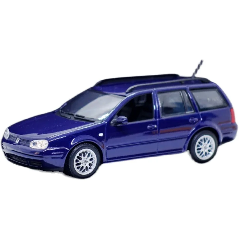 1/43 VW Golf MK4 fourth generation crock alloy car model, children\'s collection of decorative toys, holiday gifts for children.