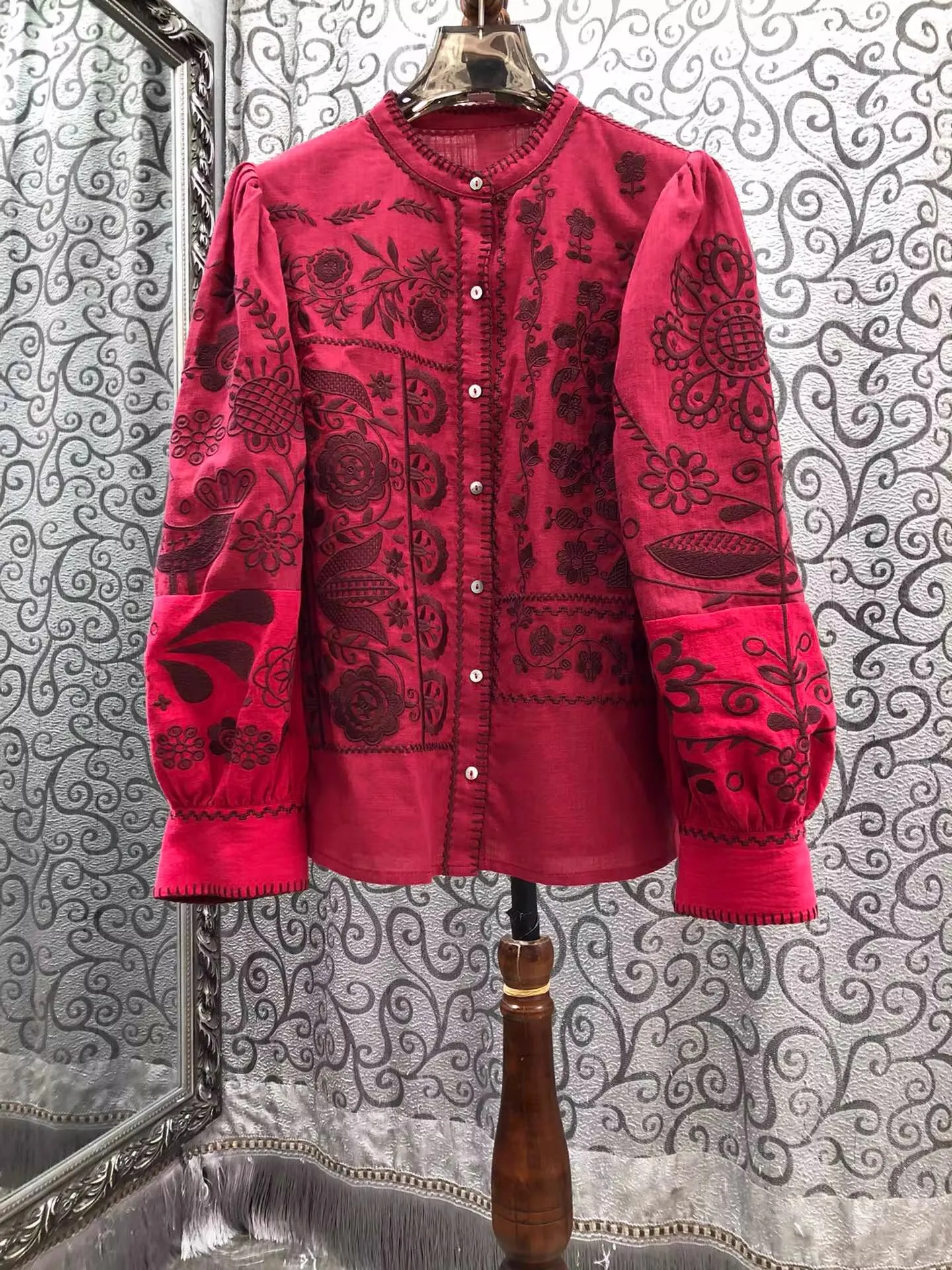 

Блузка из 100% хлопка, рубашки 2026, весна-лето, модная женская рубашка с цветочной вышивкой и рукавами-фонариками, элегантная свободная красная зеленая рубашка