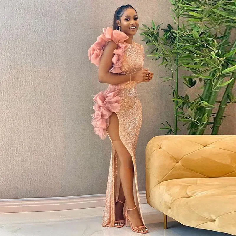 Bodenlanges Partykleid, staubiges Rosa, sexy Abendkleider mit hohem Schlitz, Aso Ebi-Stil, Pailletten, ärmelloses Organza-Rüschen-Abschlussballkleid