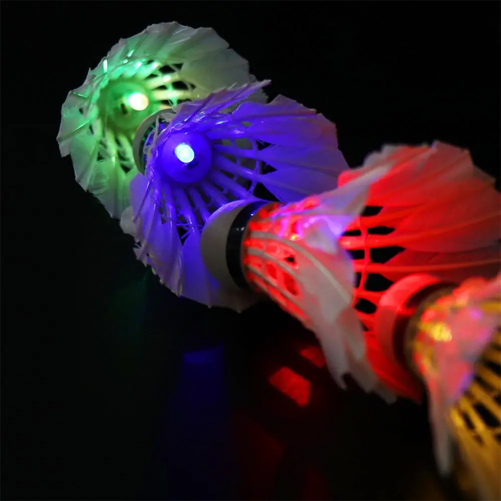 Ciemna noc LED Badminton Luminous Foam Head Lighting Badminton Trwały kolorowy świecący lot Sporty na świeżym powietrzu