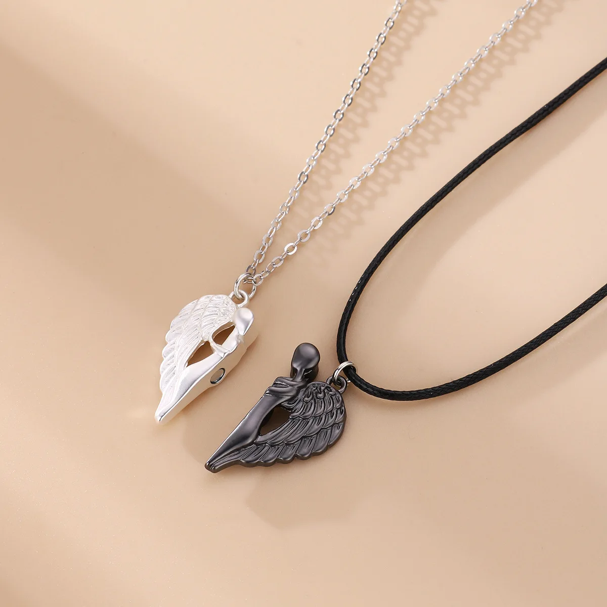 New Embrace Angel Wings Couple Necklace Ladies Men Magnetic Necklace Love Alloy Pendant Valentine's Day Gift Jewelry Accessories