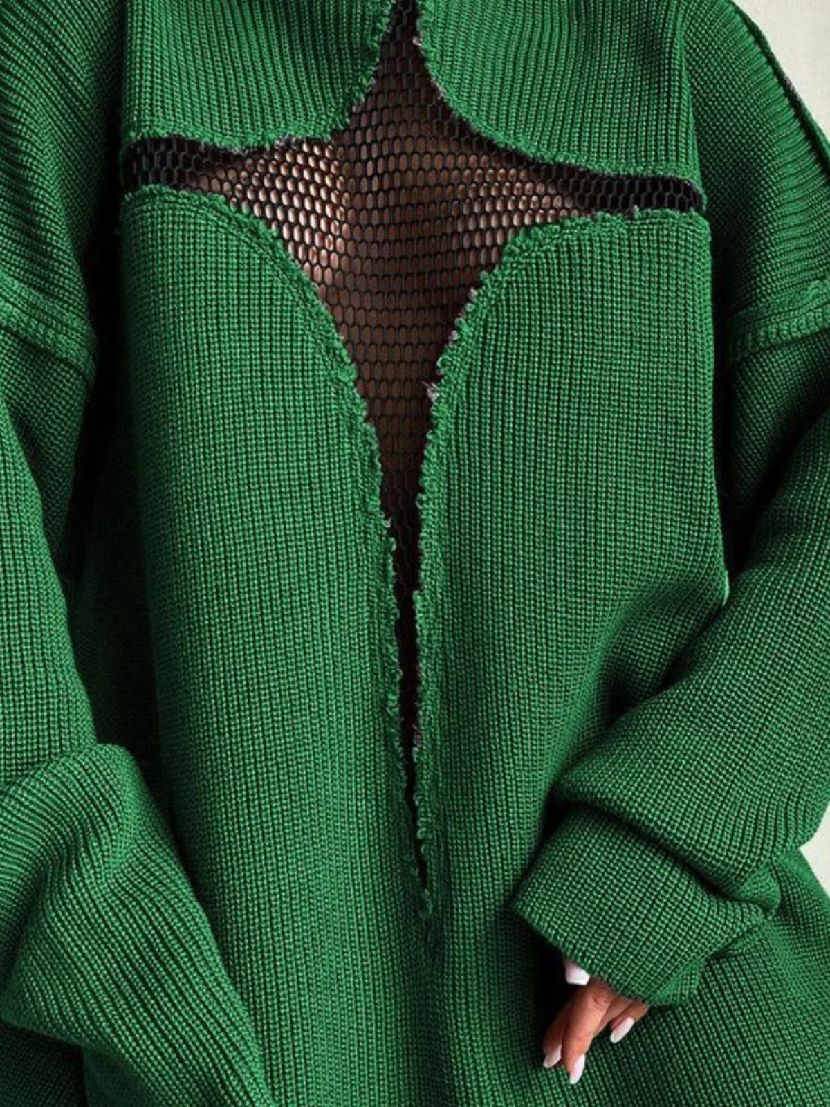 Sweter oversize z dzianiny, luźny krój, długi rękaw, średniej długości, kolor transparentny.