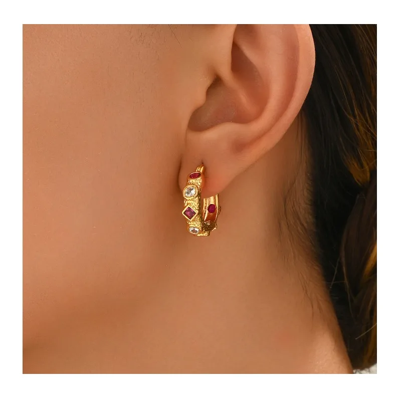 

Ladies' Court Style Geometric Earrings Niche Inlaid Diamonds Light Luxury High-end Design Stud Earrings Versatile Earrings