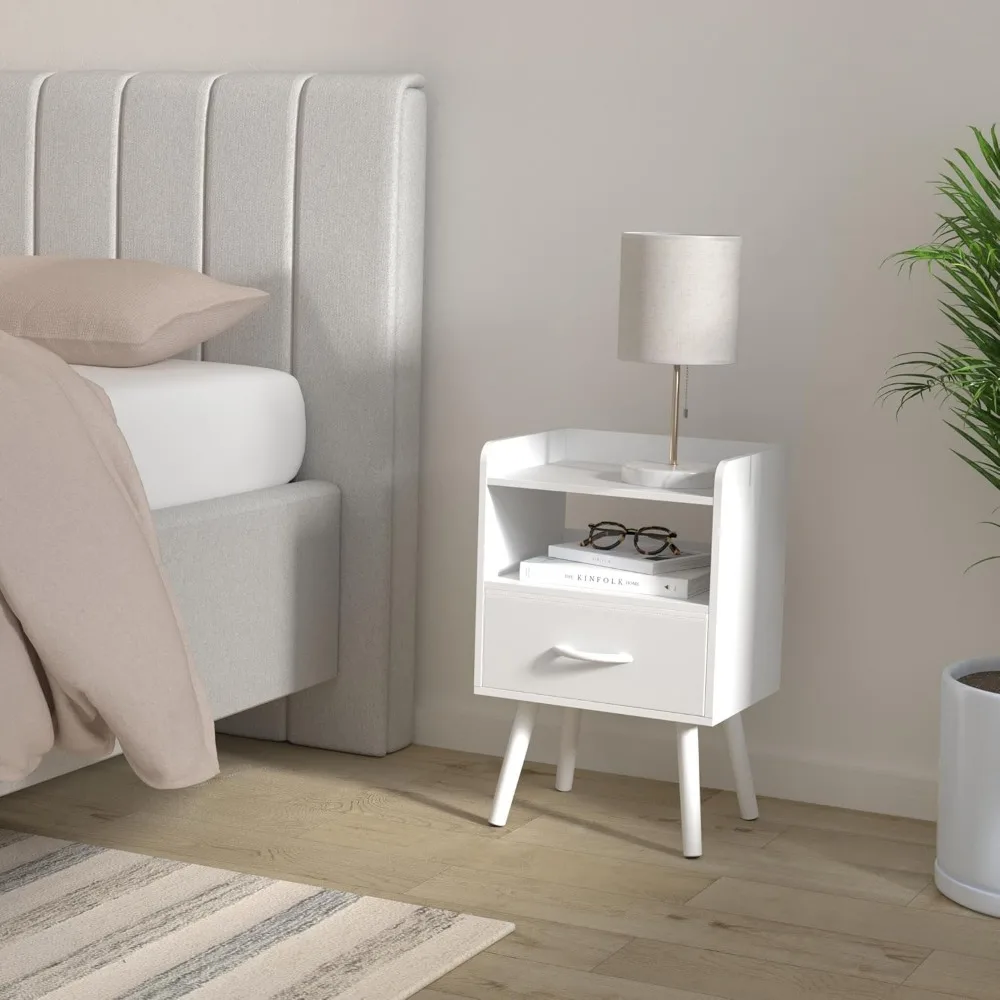 منضدة حديثة من منتصف القرن مع درج ورف مفتوح، وطاولة خشبية صغيرة بجانب السرير