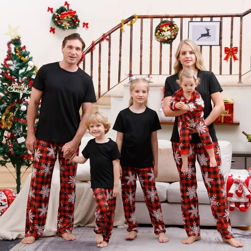 

2024 Short Sleeve Christmas Family Matching Outfits Plaid Father Mother Kids & Baby Pajamas Sets Mommy and Me Xmas Pj's Clothes