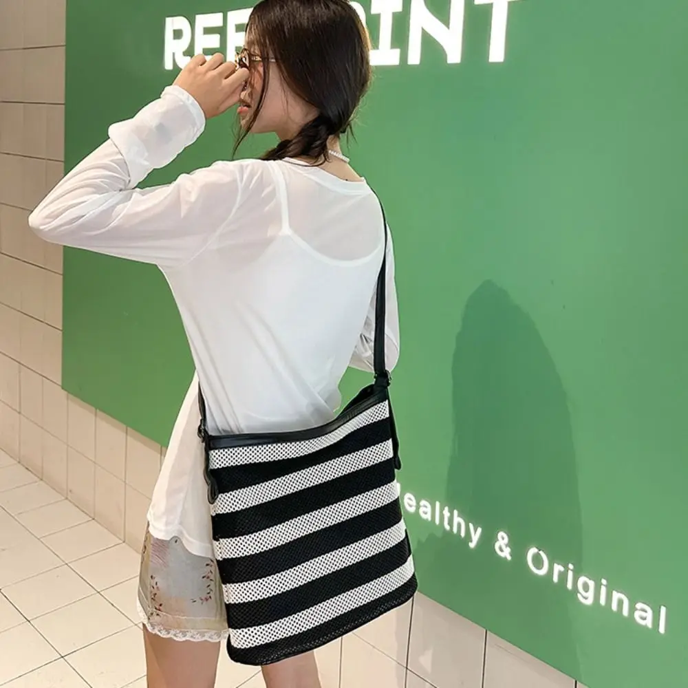 

Korean Style Black and White Striped Bucket Bag Lazy Style Large Capacity Woven Shoulder Bag Zipper Beach Handbag