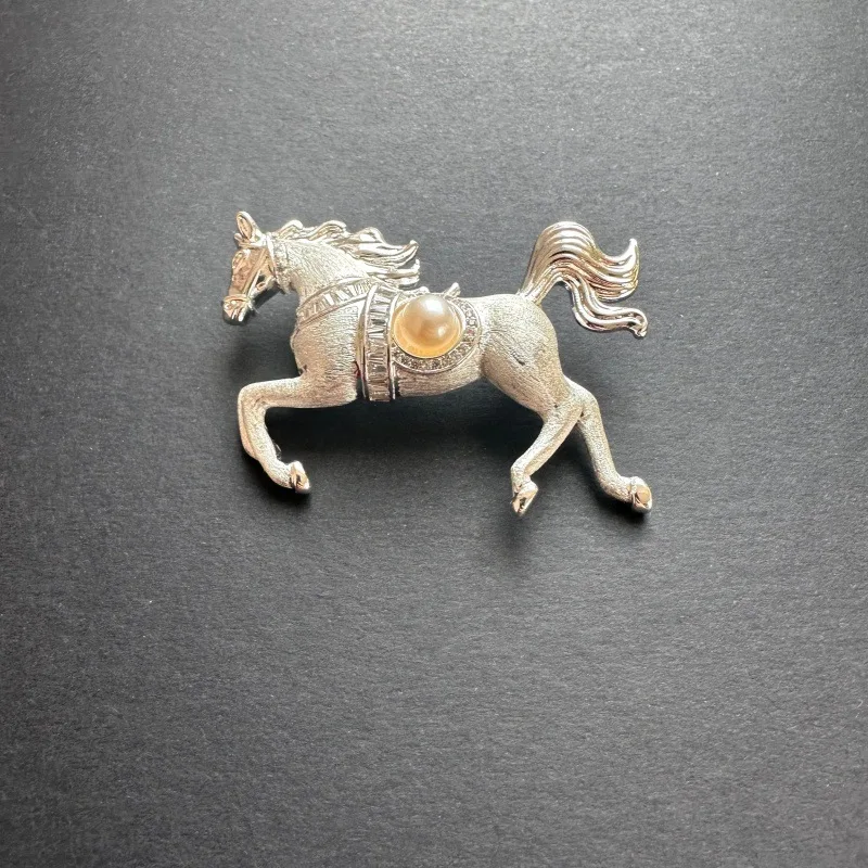 

VKVVA Fashion Jewelry Freshwater Pearl Horse Brooch Brushed Metal Animal Lapel Pin for Men Women Birthday Gifts, Unique Gift