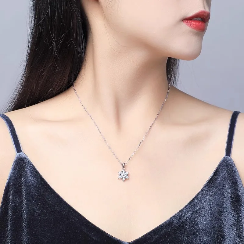 LinkerLove 925 Sterling Silver 2CT Moissanite Snowflake Pendant Necklace for Women Dainty Clavicle Chain Party Fine Jewelry Gift