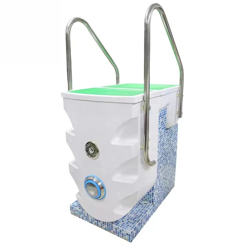 Escalera filtrante integrada con pasamanos para un acceso conveniente a la piscina.