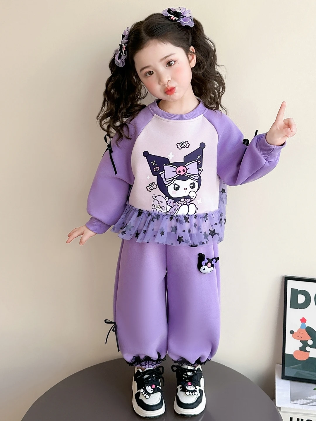 

Весенний модный комплект из двух предметов для девочек: свитшот с длинным рукавом и спортивные брюки. Милый наряд для малышек на весну-осень.