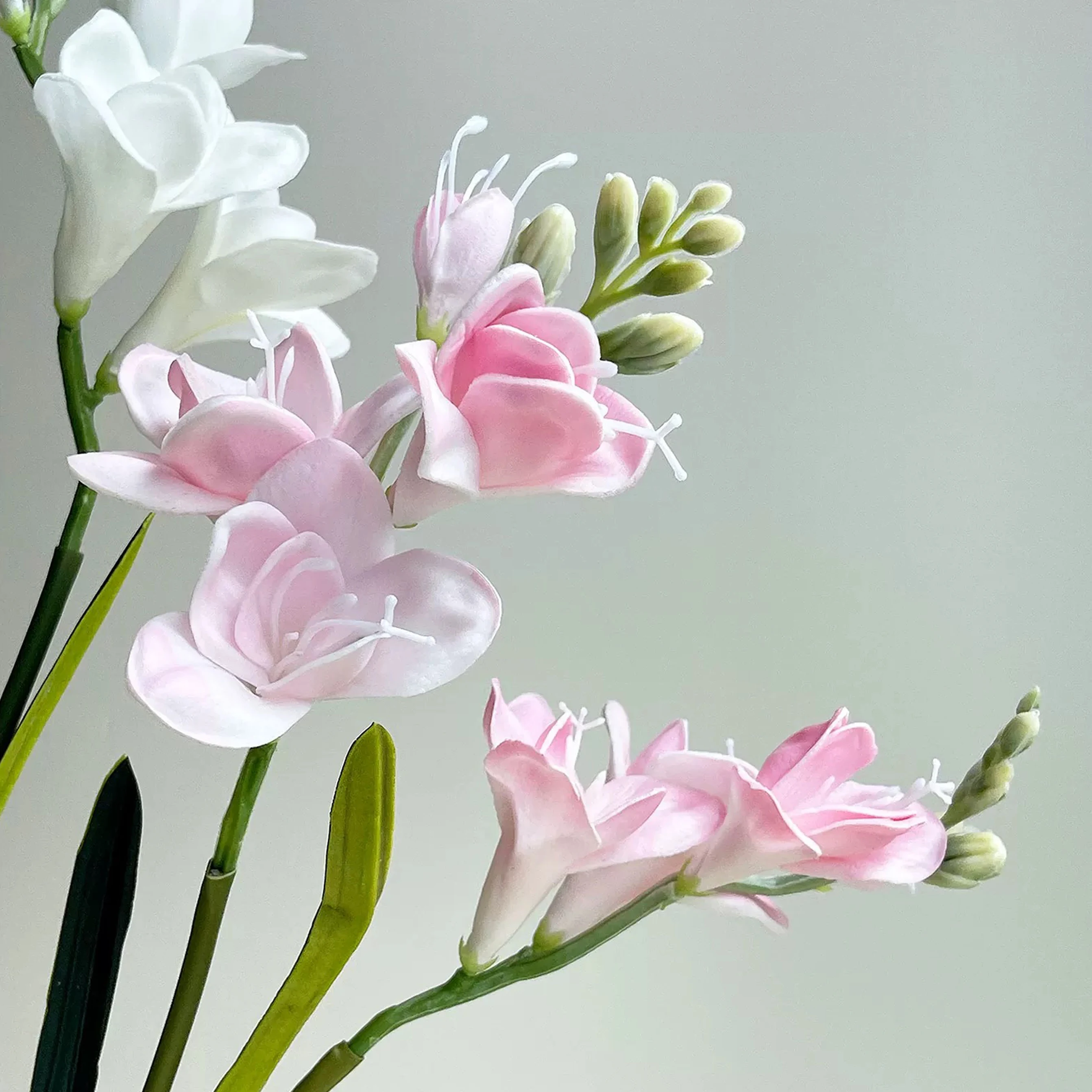 Künstliche Freesienblumen, hochwertige künstliche Blumen, weiße Hochzeitsdekoration, Blumenarrangement, frischer Frühling