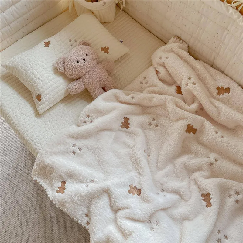 Coperta per bambini in flanella Morbida e calda trapunta per neonato con ricamo per culla Orso Coniglietto Cartoon Autunno Inverno Coperte per lettino 90 * 130 cm