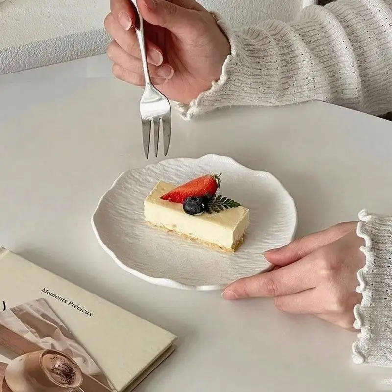 Matte Frosted Wavy Edge Ceramic Appetizer Plates Multi-Purpose Serving Dishes for Hotel Catering Service