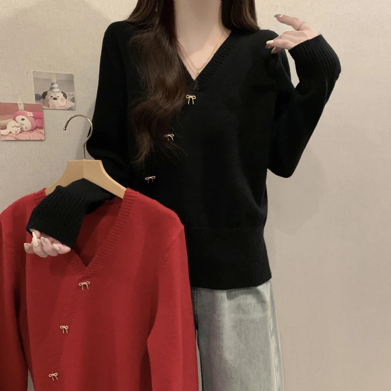 سترة نسائية محبوكة باللون الأحمر أوائل الخريف مقاس كبير فريد من نوعه بتصميم جميل للغاية وزر مائل على شكل حرف V طويل Sve