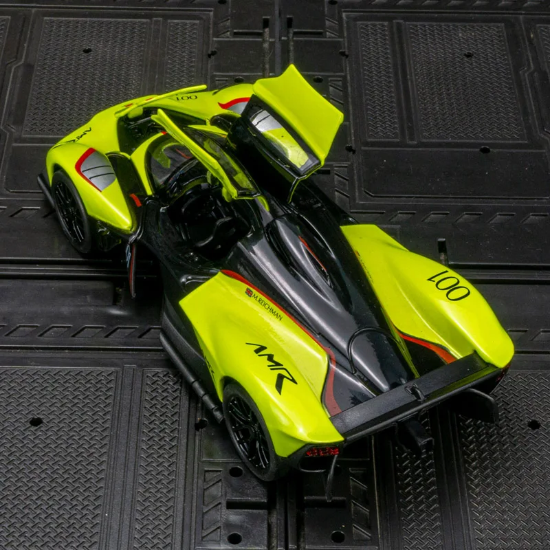 

Модель суперкара Aston Martin Valkyrie из сплава металлов, масштаб 1:32, детская игрушечная машинка с имитацией звука и световых эффектов.
