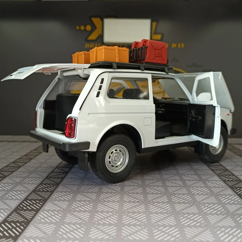 Modelo de coche de aleación retro de simulación 1:24, puertas y capó de motor, el maletero se puede abrir, sonido de fuerza de retorno y vehículo todoterreno ligero