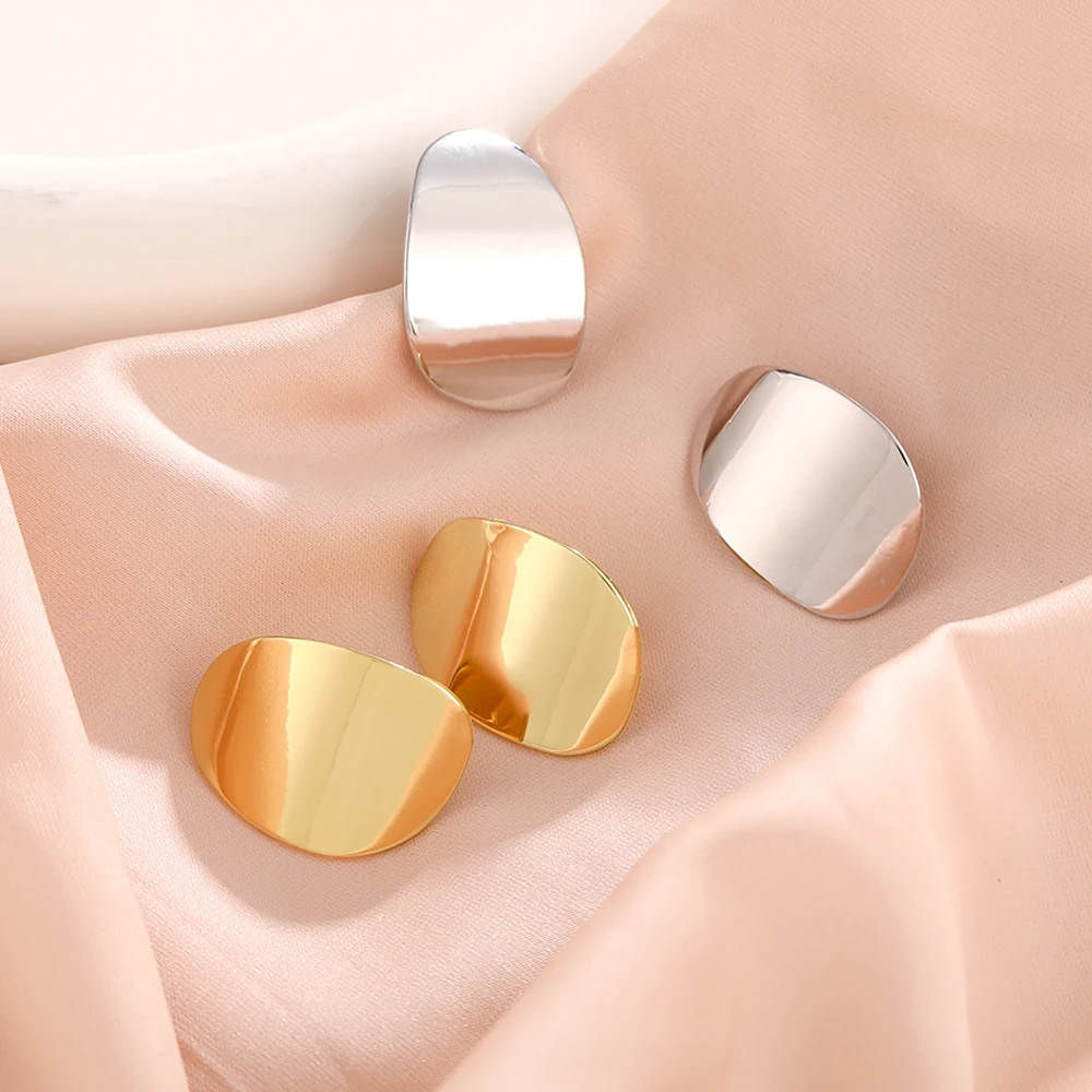 New Arrivals Gold Vintage Oval Glossy Metal Minimalist Clip on Earring Non Piercing Cute Ear Clips for Women Party Jewelry Gifts