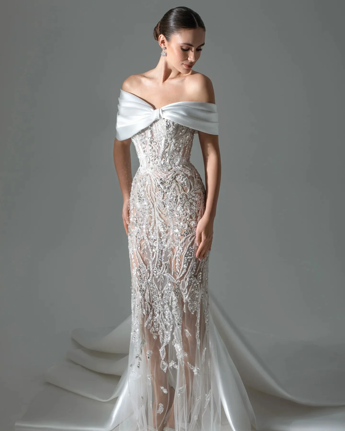 Abiti da sposa in pizzo con paillettes illusione Abiti da sposa sexy con spalle scoperte e perline Abito da sposa sexy personalizzato lungo fino al pavimento
