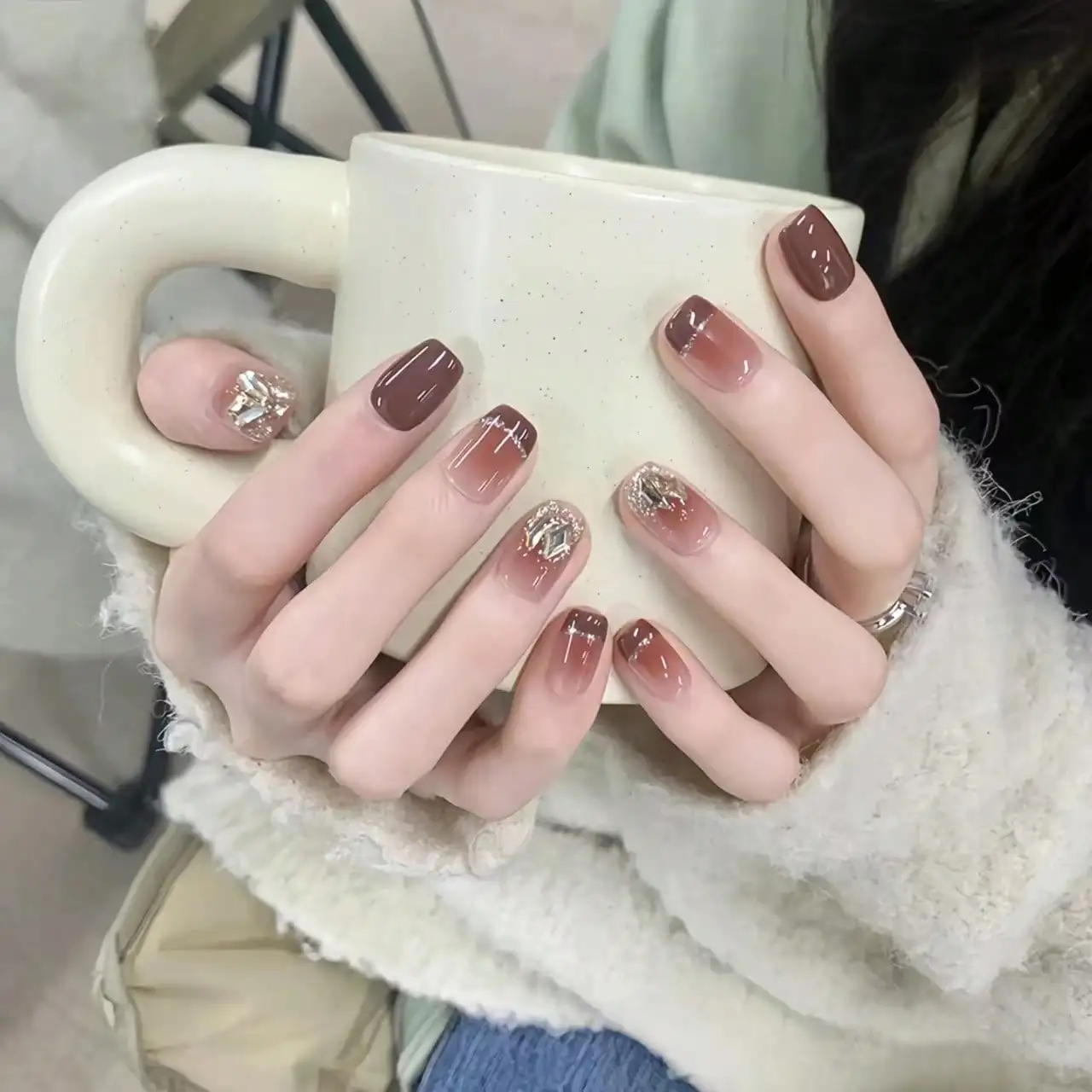 

Карамельные градиентные накладные ногти с эффектом битого стекла, короткие квадратные французские искусственные ногти с блестками, коричневые омбре акриловые накладные ногти для женщин