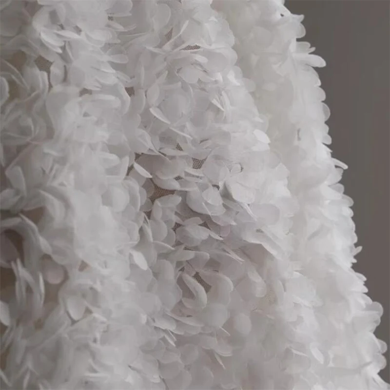 Buon tessuto a rete di pizzo bianco pieghettato per donna, tessuto di design di fiori in chiffon 3D, materiale da cucito, abito da sposa fai da te