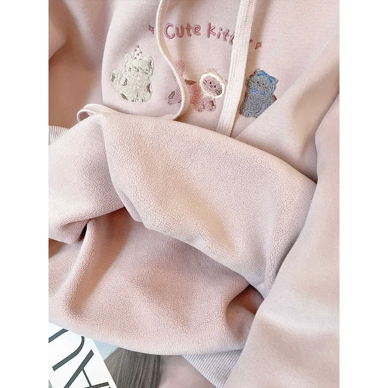 Felpa con cappuccio ispessita calda da donna in velluto ricamato casual allentato alla moda