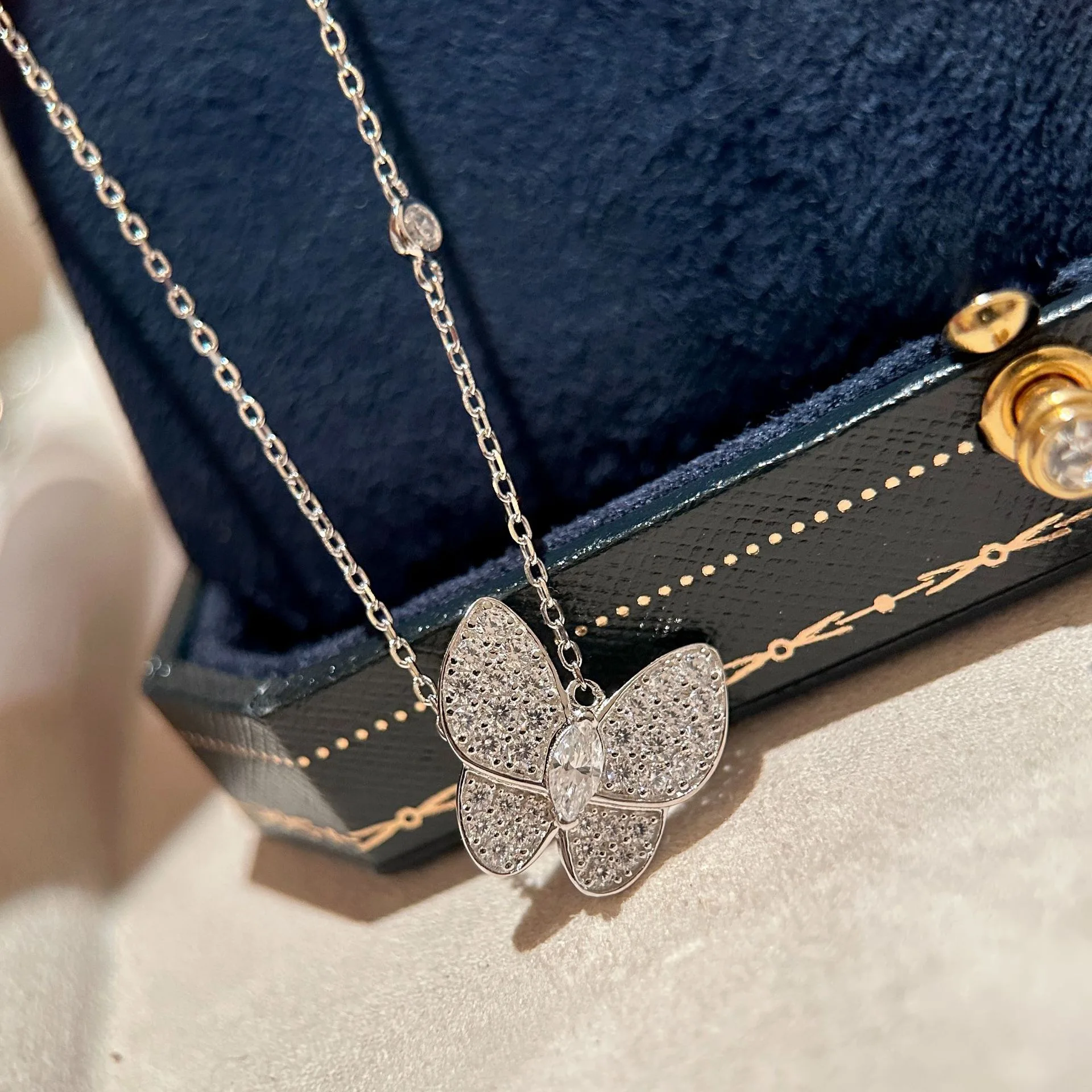 

Hot Sale Famous Brand S925 sterling silver fashionable and simple butterfly dish necklace, elegant women's collarbone jewelry